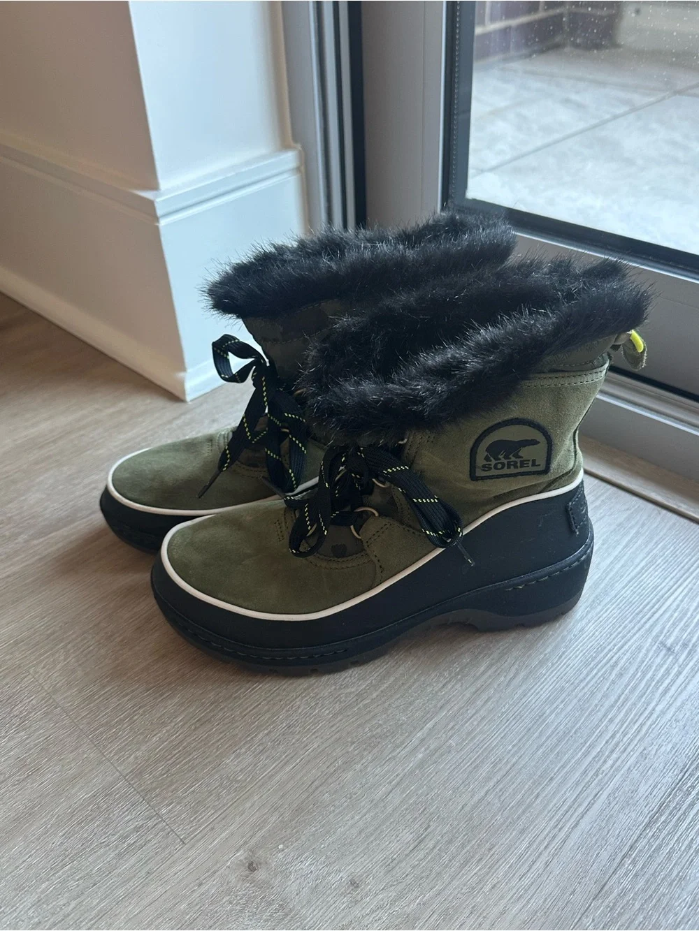Sorel women’s Olive Green Winter Boots with Faux Fur size 6.5